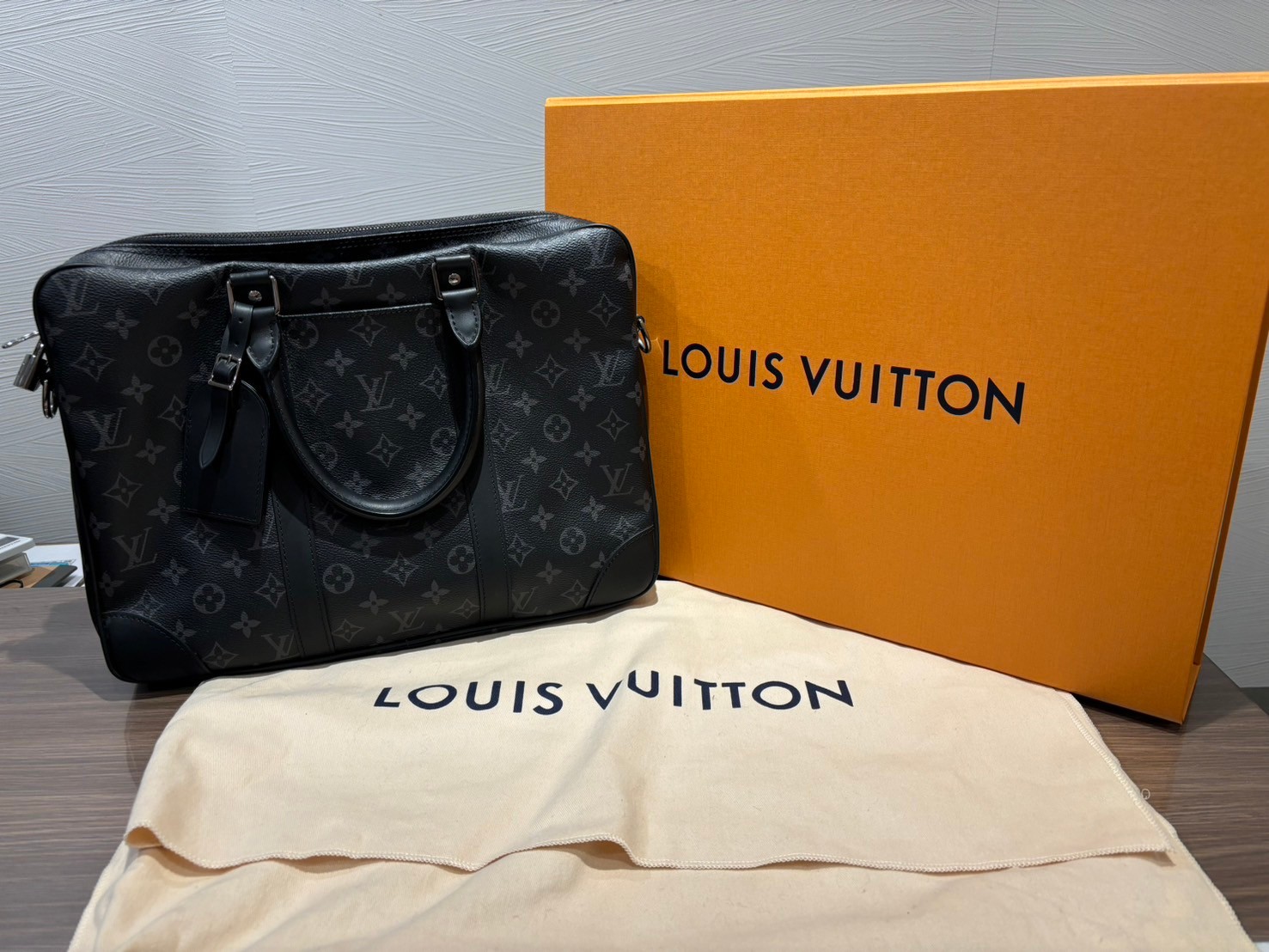 ルイヴィトンのビジネスバッグを高価買取させていただきました  