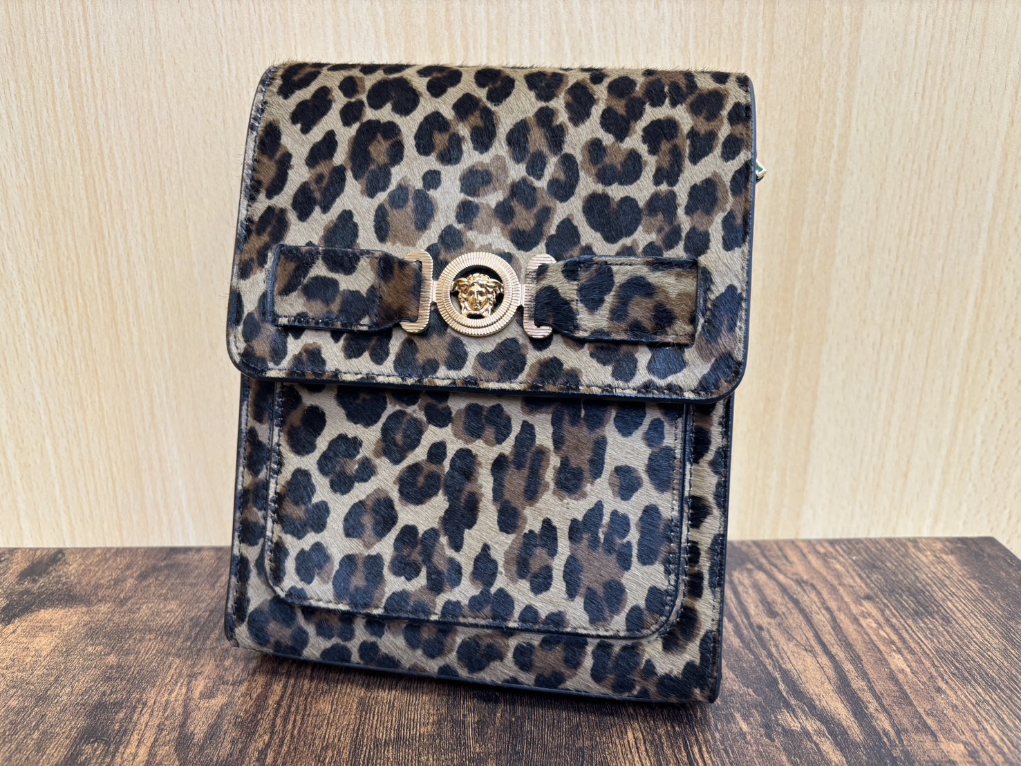 VERSACE（ヴェルサーチ）のレオパードメデューサ ショルダーバッグを 