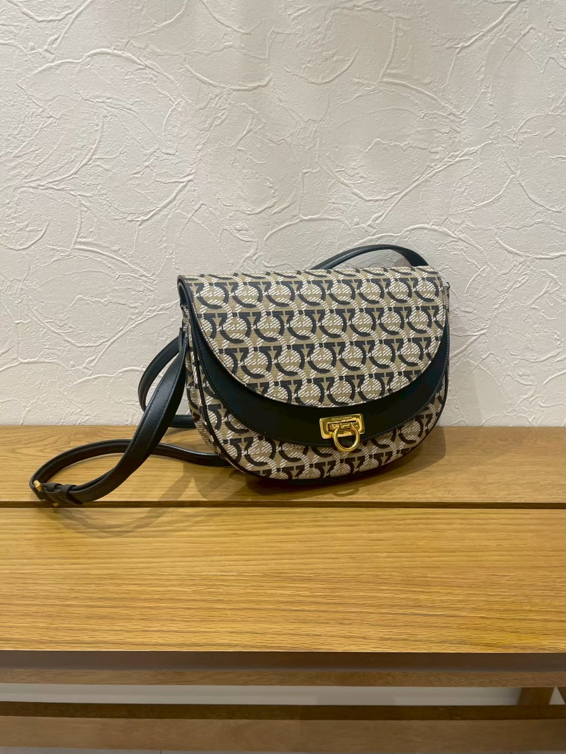 南森町 フェラガモ ショルダーバッグ 買取