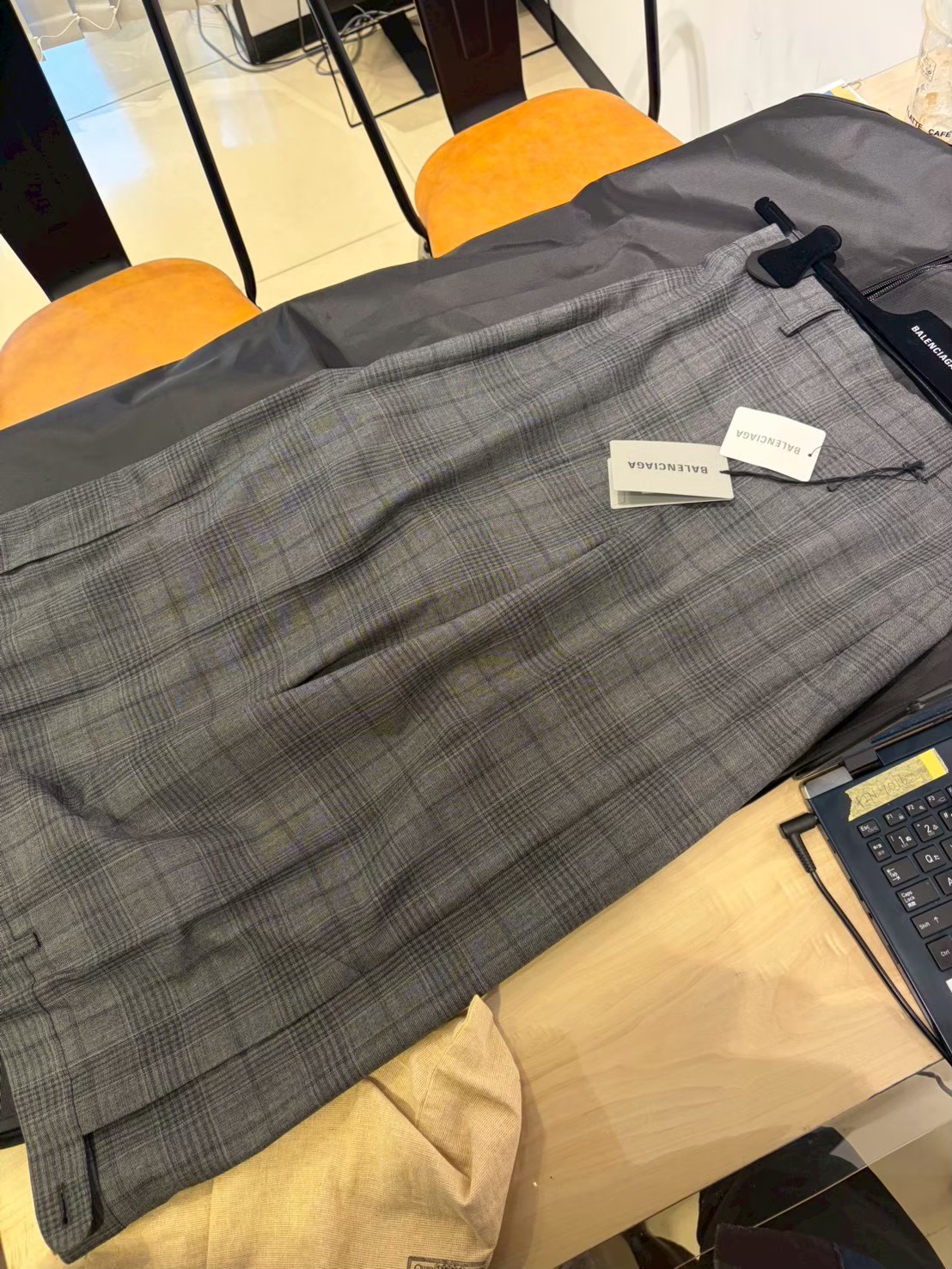 新宿　バレンシアガ　パンツ　ブランド服買取